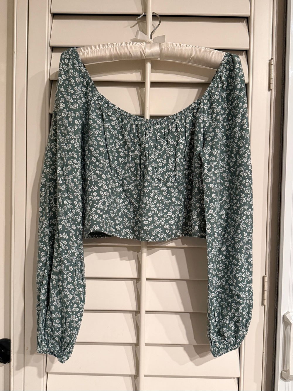 Hollister Green and White Floral Puff-Sleeve Crop Top
